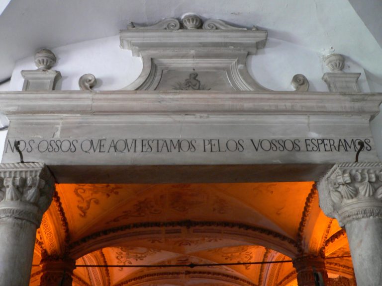 Inscrição na Entrada da Capela dos Ossos